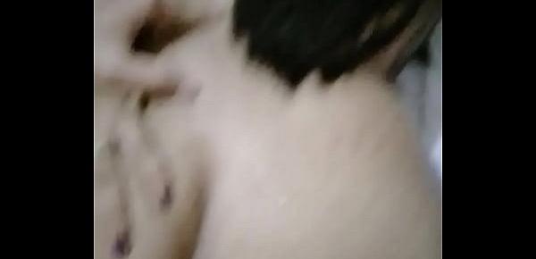 Socando a rola na novinha casada